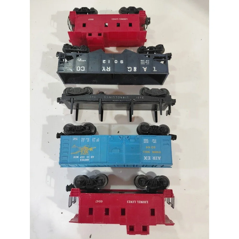 5 Lionel O Gauge Model Railroad Freight Cars (Hopper Cabooses Boxcar Lumber Car)